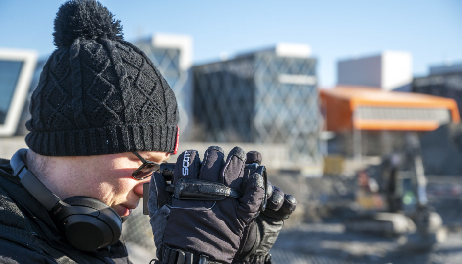 TIMER: Det går med mange timer med filming og redigering før filmene kan publiseres.