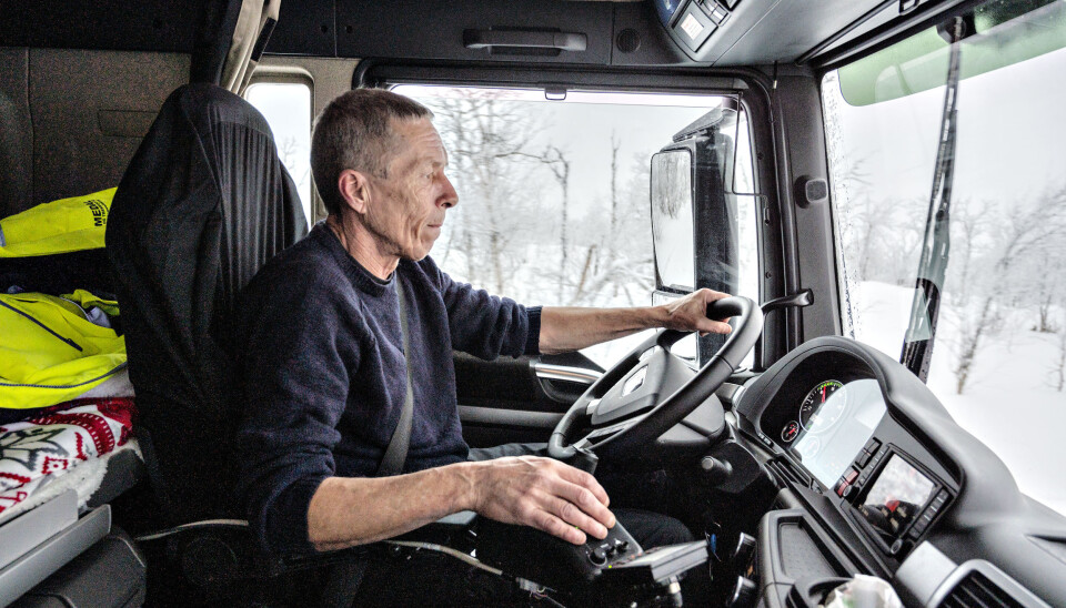 STABILT: Morten Åsgrav har fått en litt mer avslappet hverdag med ny brøytebil. 6x6 gjør at bilen går stødigere.