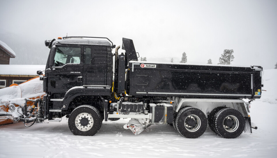 KOMPLETT: den nye MAN 6x6-bilen til Numedal Graving og Transport er utstyrt med både brøytefeste og underliggende fra Mählers.
