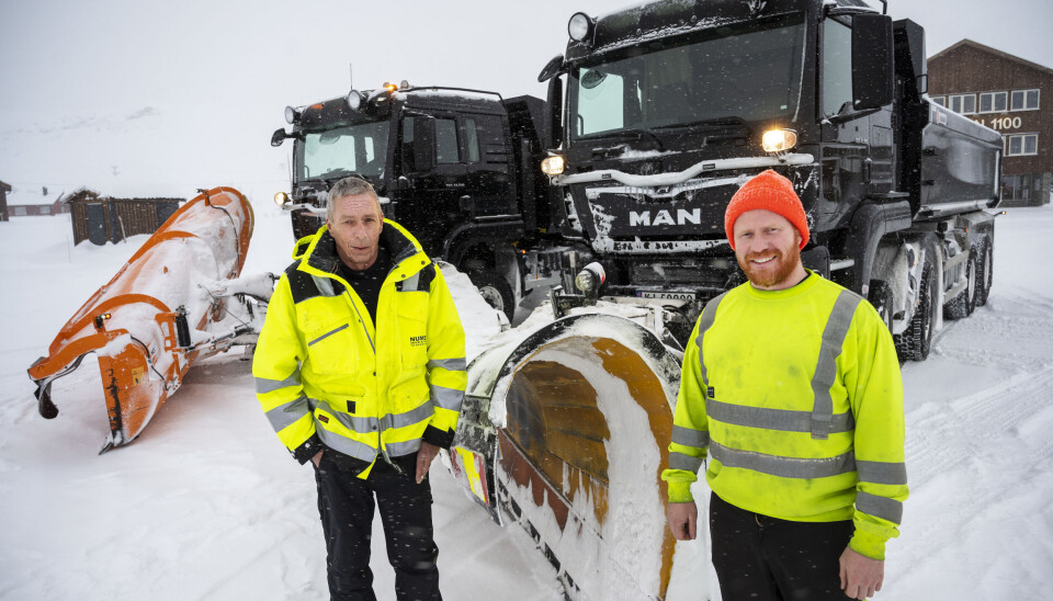 TILVENNING: Morten Åsgrav kjører den nye 6x6-bilen mens Bård Inge Thon kjører 8x6. Den er litt lenger enn en vanlig 4-aksling og det krever tilvenning på svingete veier.