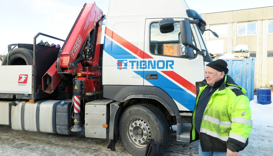 SERVICE: Transportør Ingvar Alfsen fra Nord-Odal dukket opp hos Nord-Kran for å få hjelp til å rette på et kranfeste som hadde hengt seg opp.