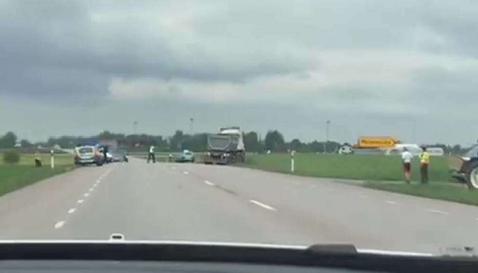 Sjåføren på vogntoget som kjører ut på jordet ble dømt av Skaraborgs tingsrätt for å ha funnet på at lastebilen ikke lot seg stoppe. Sjåføren holder på sin forklaring.