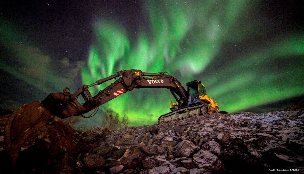 Volvo EC360C gravemaskin under nordlys i Bjerkvik i Nordland (se bilde av rammestyrt dumper nederst i saken). Volvo EC360C gravemaskin under nordlys i Bjerkvik i Nordland (se bilde av rammestyrt dumper nederst i saken).