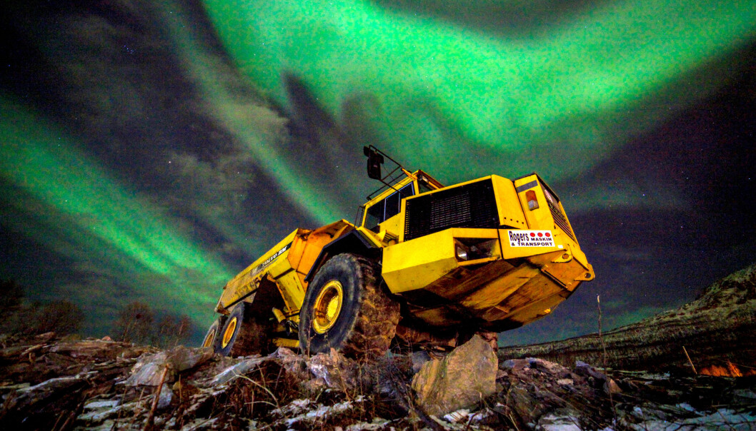 Volvo A35 rammestyrt dumper under nordlys i Bjerkvik i Nordland. Volvo A35 rammestyrt dumper under nordlys i Bjerkvik i Nordland.