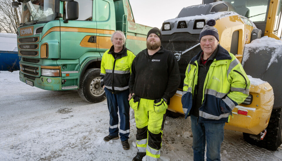 INNSATS: Det tok en time fra telefonen kom til Arne (t.v.), Steffen og Arne Granerud var i full drift.