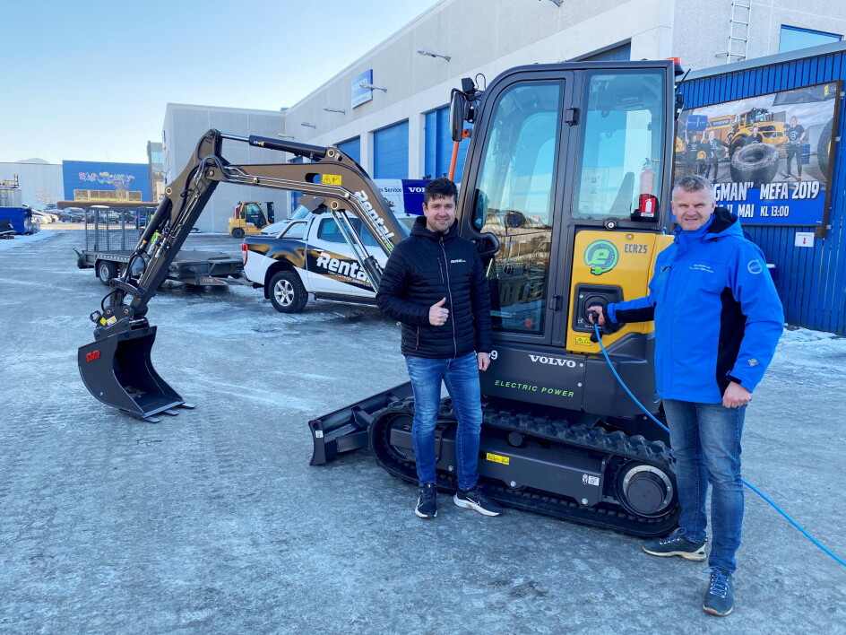 BLE FØRST: Kjetil Friestad (t.v.) i utleieselskapet Rental One AS får her overlevert sin el-minigraver Volvo ECR25 Electric av distriktssjef Tor Anders Skjæveland i Volvo Maskin.