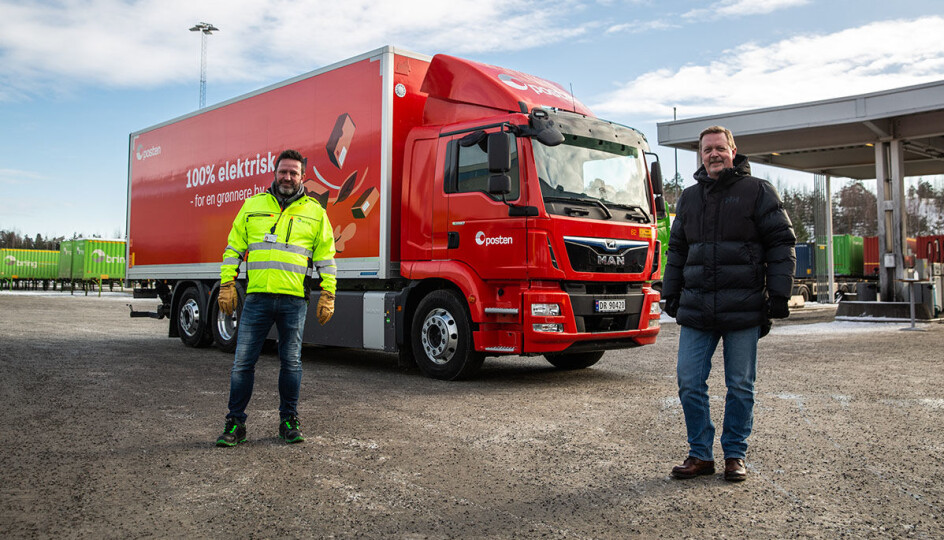 Postens nye elektriske lastebil erstatter en tilsvarende dieselbil. Det er et godt eksempel på klimavennlig teknologi som offentlige anskaffelser kan bidra til, skriver Miljødirektoratet i en nyhetsmelding. Postens konserndirektør Hans -Øyvind Ryen (t.v.) og Lars B. Sand i Man Truck & Bus ved overleveringen av batteri-lastebilen.