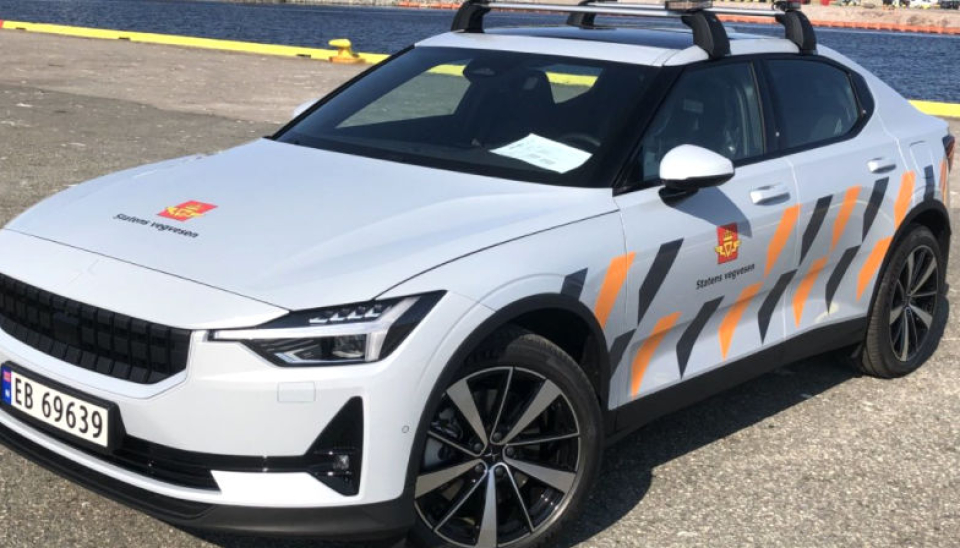 Dette vil bli et stadig vanligere syn på veiene fremover: Statens vegvesen-merkede Polestar 2 el-biler med firehjulstrekk, over 400 hk og tilhengerfeste.