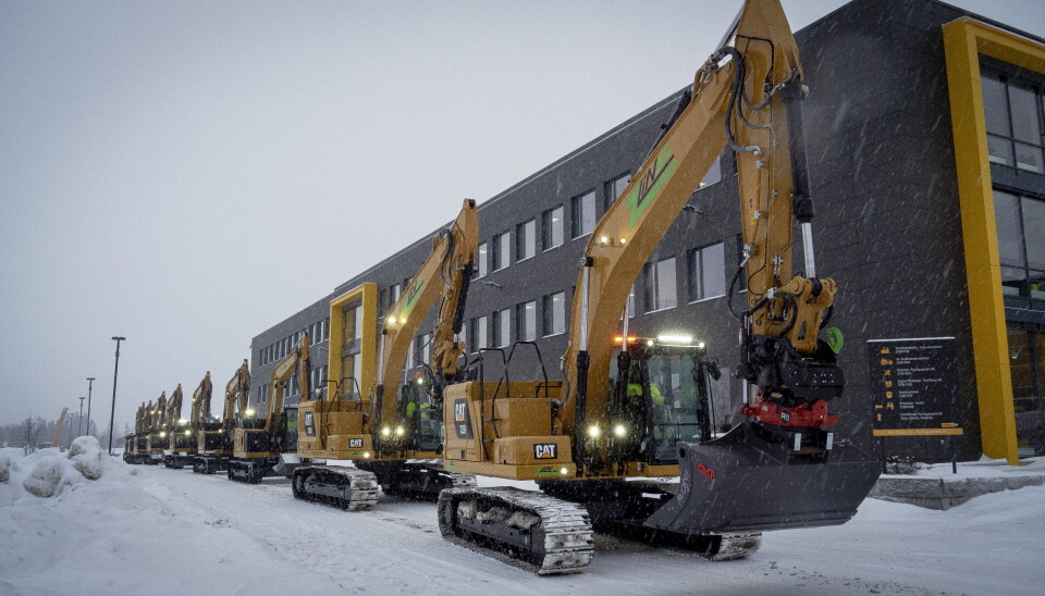 Z LINE: På rekke og rad ble maskinene beltet ut foran hovedinngangen til Pon Equipment.