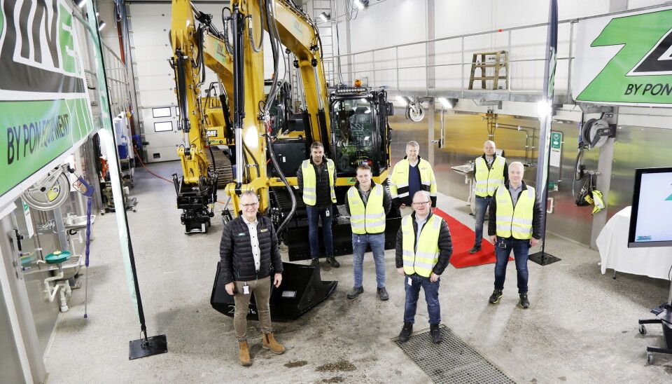STOR MARKERING: Pon Equipment-teamet under markeringen av 10 overleveringer av Z Line på én uke, fra venstre: Erik Sollerud, Eivind Hafslund, Jon Einar Holum, Ole Petter Holene (foran), Morten Opheim (bak), Marius Halnes og Rune Vestengen Foto: Klaus Eriksen