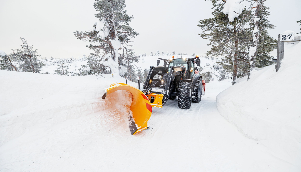 LITEN OG TØFF: G-serien til Valtra er fornyet og den første som kommer i 5. generasjon. Her er traktoren i gang med snørydding med redskap både foran og bak.