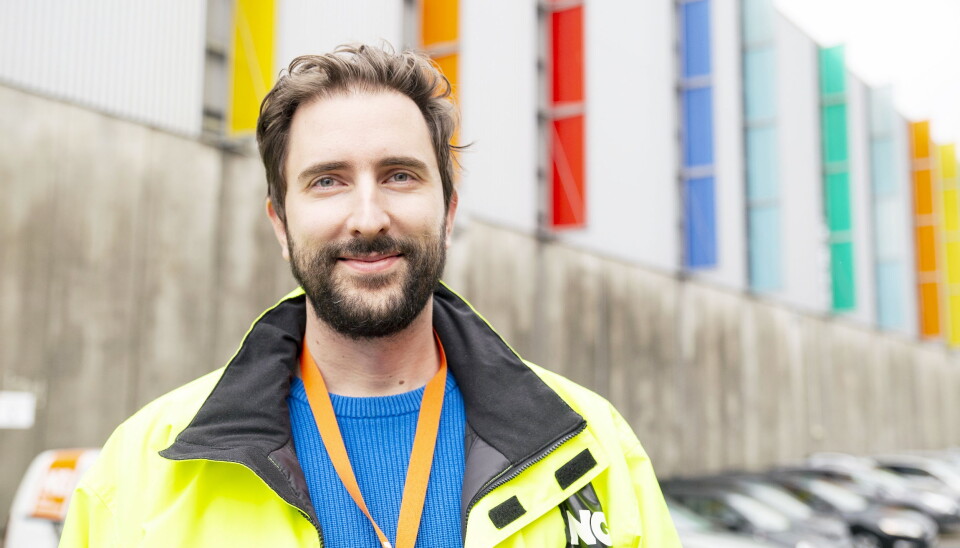 PRISEN: Norsk Gjenvinnings Adis Cengic med medaljen til Norges smarteste industribedrift 2020. (Foto: Mona Strande, Teknisk Ukeblad)