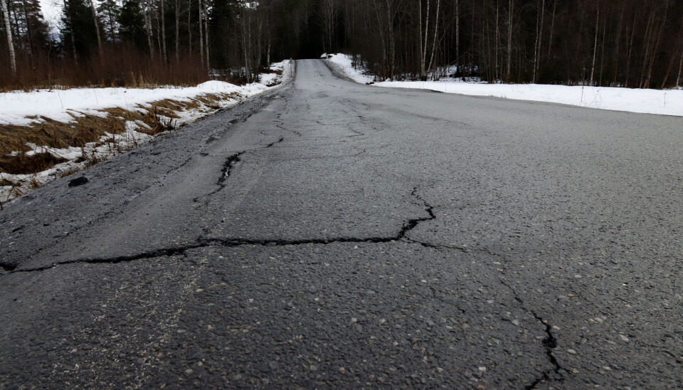 Fylkesvei 3328 langs Seljordsvannet på mosesida, vestsida, fra Seljord til Sana i Bø. Teleskader i vårløsningen 2020.