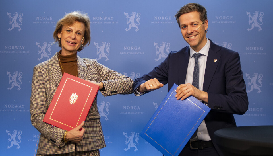 Sveriges ambassadør til Norge, Cecilia Björner, og samferdselsminister Knut Arild Hareide signerte avviklingsavtalen for bomstasjonene ved Svinesund fredag 19. februar.