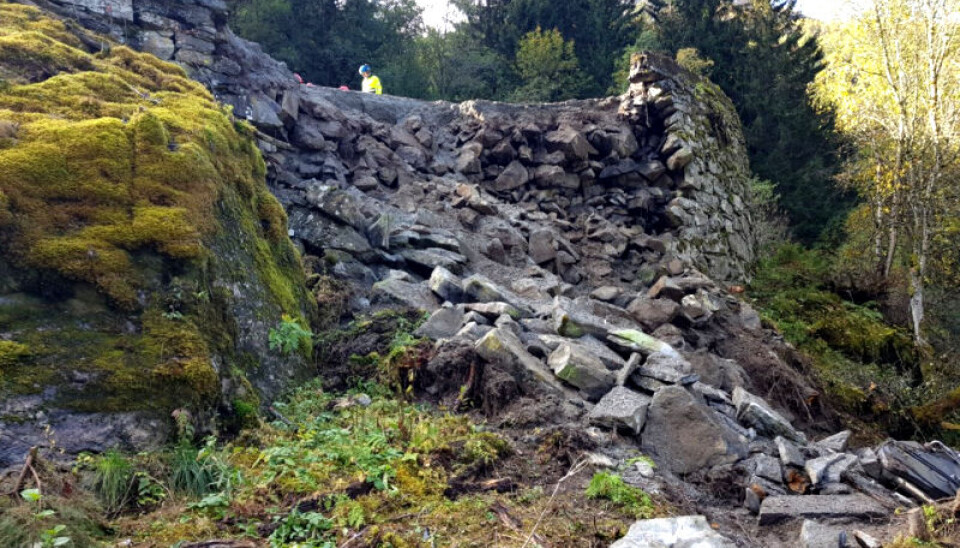 Bilde av steinmuren som raste i Minesvingen på Stalheimskleiva i september 2020. Nede til høyre skimtes toppen av stikka på Volvo-gravemaskinen som fulgte med raset.