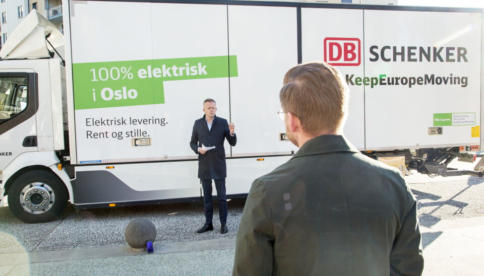 DB Schenker administrerende direktør Knut Eriksmoen snakker og klima- og miljøminister Sveinung Rotevatn hører på.