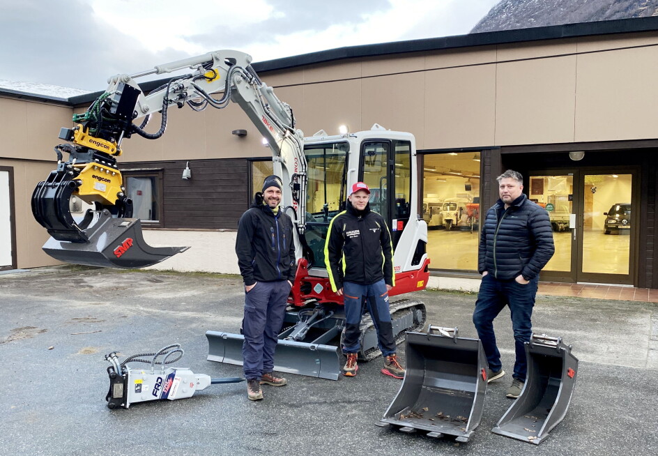 HØYDEPUNKT: Nå ble jula reddet med ny maskin, sa Rune Holen (t.v) da han og kollega Joar Strand (t.h) fikk overlevert nye Takeuchi TB225 av Carl Petter Vik Haugen i Haugen Maskinservice 21. desember.