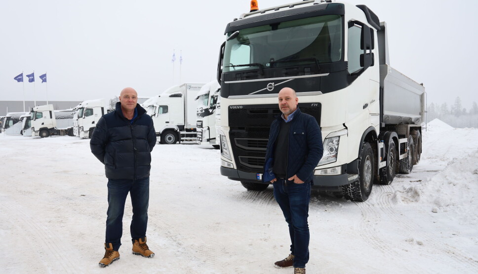 ANLEGG: Salgssjef Stig Holtan t.v. og Markedssjef Bjørnar Zell forteller at flere og flere leier biler også for anleggskjøring.