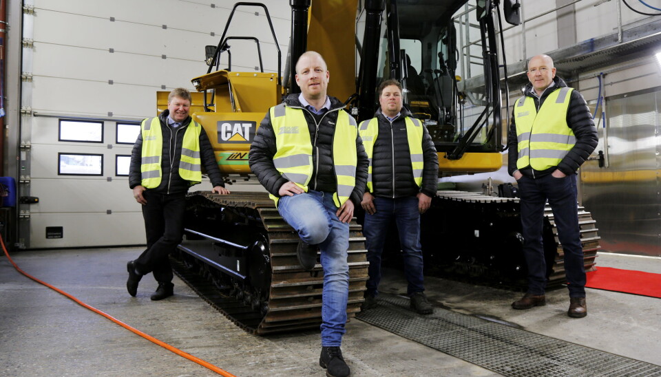 TEAM KJELDAAS: Kjeldaas AS fikk nylig sin første Z Line 320 (25 tonn) beltegraver på batteri. Her er (f.v.) Øystein Bjørløw (teknisk rådgiver og faglig leder), Kjetil Auke (maskinansvarlig), Bent Jahren (mekaniker) og Paul Arne Bonden (verksmester) på plass hos leverandør Pon Equipment.