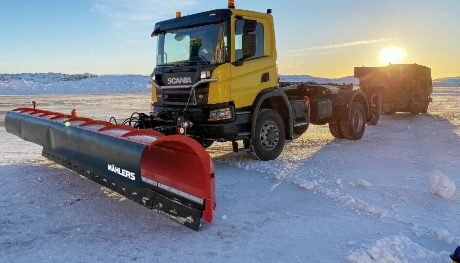 Den svenske plogprodusenten Mählers leverte nylig tre Mählers DP55 diagonalploger til Grønland. Plogen er en 5,5 meter bred snøplog spesialbygget for rydde snø på flyplasser og andre store flater.