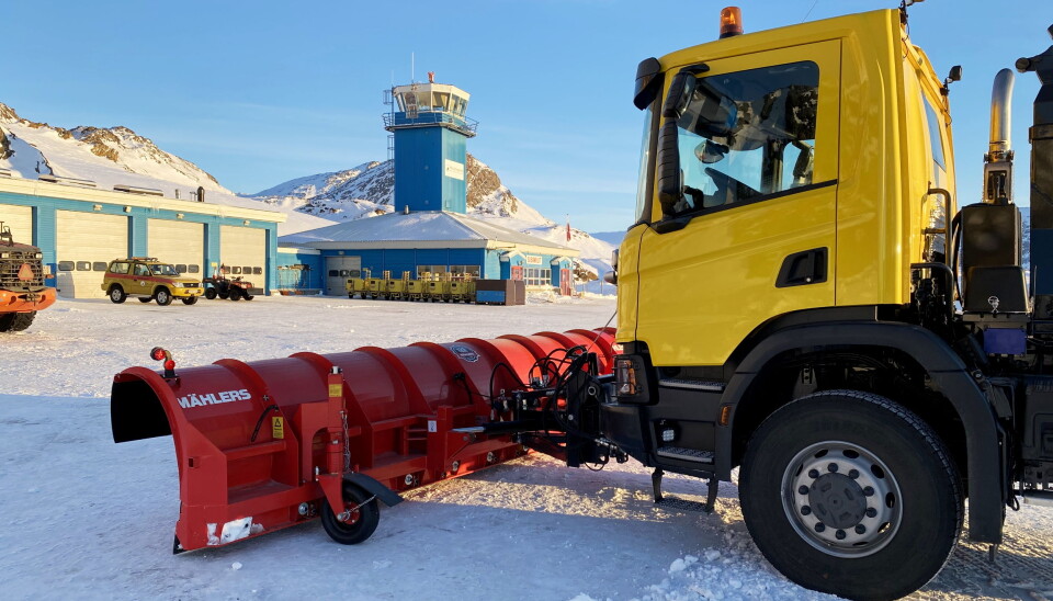 Det statseide Mittarfeqarfiit (Grønlands lufthavn) kjøpte Scania med Mählers DP55 plog.