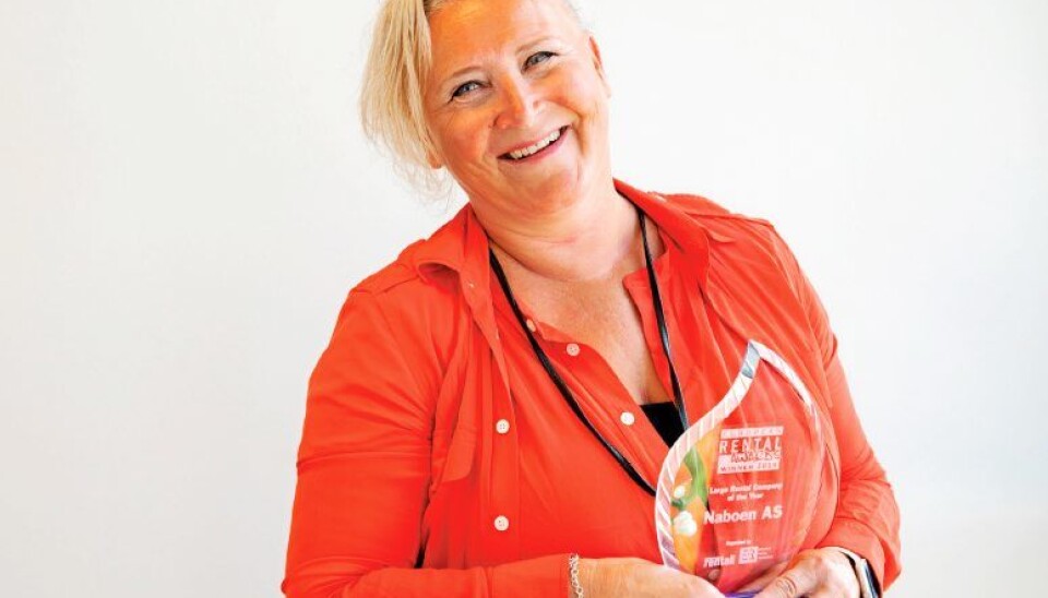 INTERNASJONAL PRIS: En stolt konsernleder i Naboen AS, Nina Aasland, med prisen «Large Rental Company of the Year» for 2018.