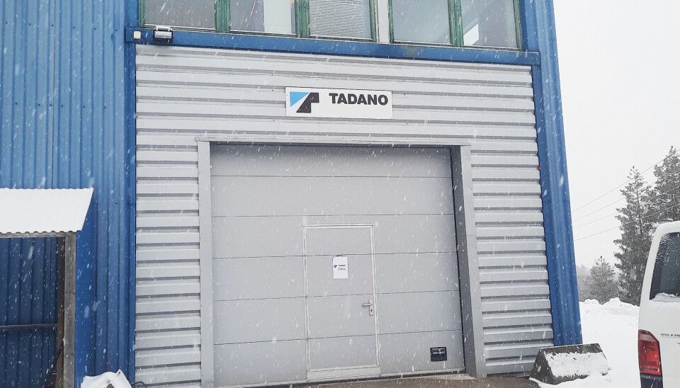 VERKSTED: Tadano-skiltet er på plass på verksteddøren.