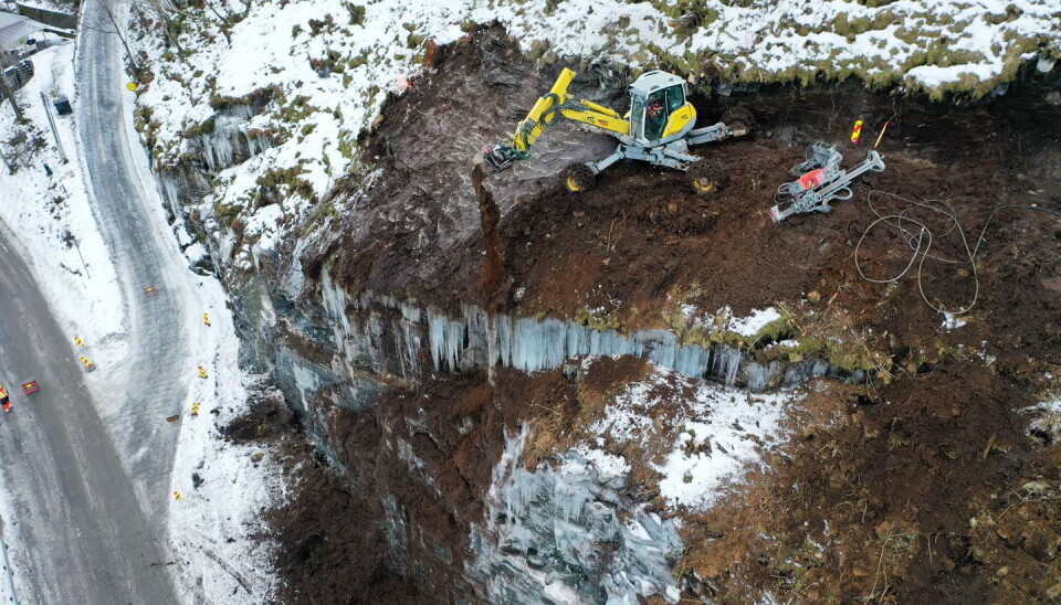 BALANSERER: Menzi Muck-maskinen balanserer oppe i fjellskråningen i Hyllestad kommune i tidligere Sogn og Fjordane for å bore fjellbolter og rense unna løsmasser.
