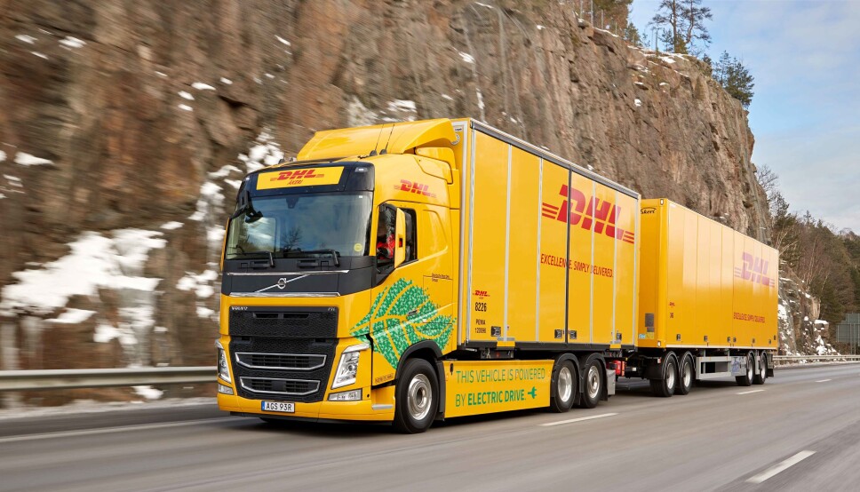 OPP TIL 60: DHL tar nå i mars i bruk den første Volvo lastebilen beregnet for 60-tonns totalvekt. Det skal gå mellom Gøteborg og Jönkjöping. Foto: Volvo Trucks.
