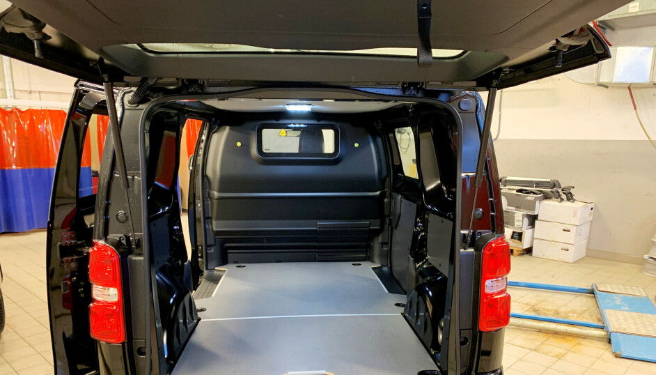 STANDARD: Toyota bygger om bilene med norsk skillevegg, 12 mm tregulv og de leveres med taktrekk.