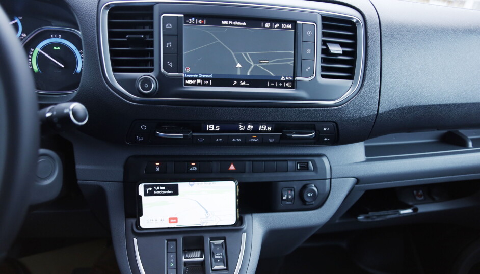 SMART: Med nytt infotainment-system og en app som skal introduseres i løpet av året finner vi muligheten til sette telefonen under skjermen praktisk.