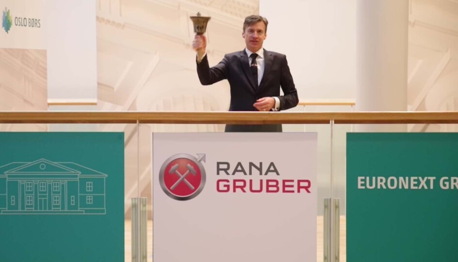 Børsdirektør Øivind Amundsen ringer i bjella for å markere at Rana Gruber nå er på børs.