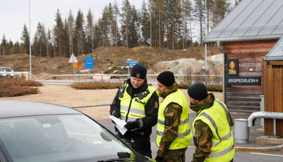 Forsvaret og politi er på plass på grenseoverganger mellom Norge og våre naboland for å ha kontroll med hvem som reiser over grensen. Fra og med 1. mars kan dagpendlere fra Sverige og Finland igjen reise på jobb i Norge.