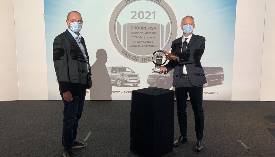 UTDELT: Det franske jurymedlemmet i den Internasjonale van of the Year-juryen, Richard Pizzol (t.v.), delte på vegne av juryen ut det offisielle van of the year trofeet til Xavier Peugeot, senior visepresident for Groupe PSAs forretningsenhet for lette kommersielle kjøretøyer.