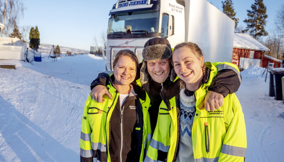 FAMILIEBEDRIFT: Døtrene Anette (t.v.) og Trude har alltid jobbet sammen med pappa Trond Johnsen. Sammen har de fokusert på både kjørestil og tomgangskjøring. Det har bedret resultatene betydelig.