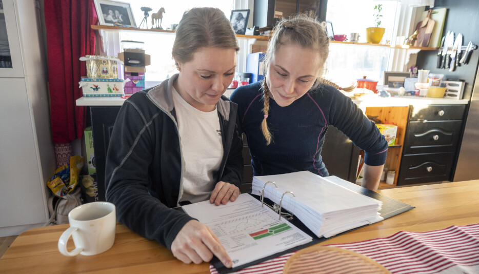 TALLENE: Hver måned kommer rapportene om forbruk og kjørestil fra Volmax. Anette (t.v.) og Trude Johnsen er nysgjerrige på hvem som kjører best.