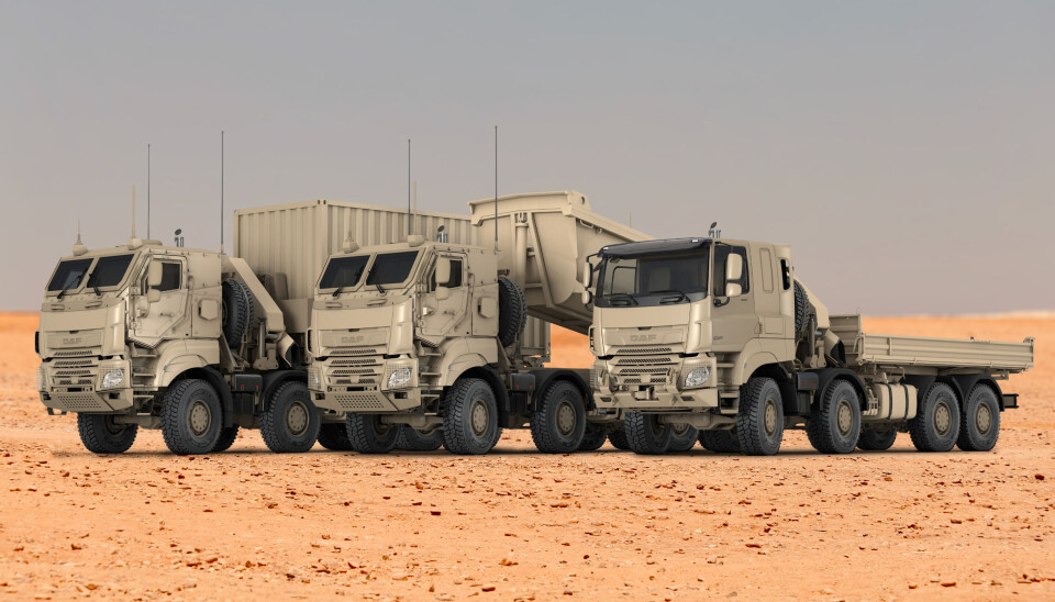 243 av lastebilene er 8x8-biler. Alle med Tatra-chassis med uavhengig fjæring. På illustrasjonen er kjøretøyet til høyre utstyrt med et nokså standard DAF-førerhus, mens de to andre har ballistiske førerhus som er utviklet av Tatra Defense Systems.