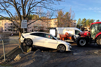 - Totalskadet to biler med brøyte-traktor