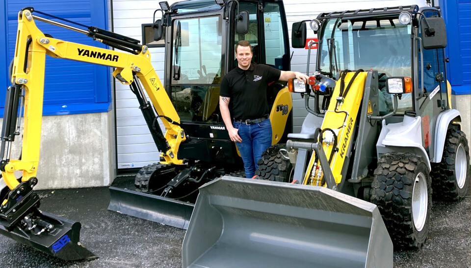 Christian Aakre, selger og partner i Midt-Norsk Maskin AS, med en Kramer-maskin og en Yanmar-graver på plass i Trøndelag.