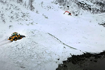 Video: Gravemaskiner og hjullastere rydder veien etter snøras