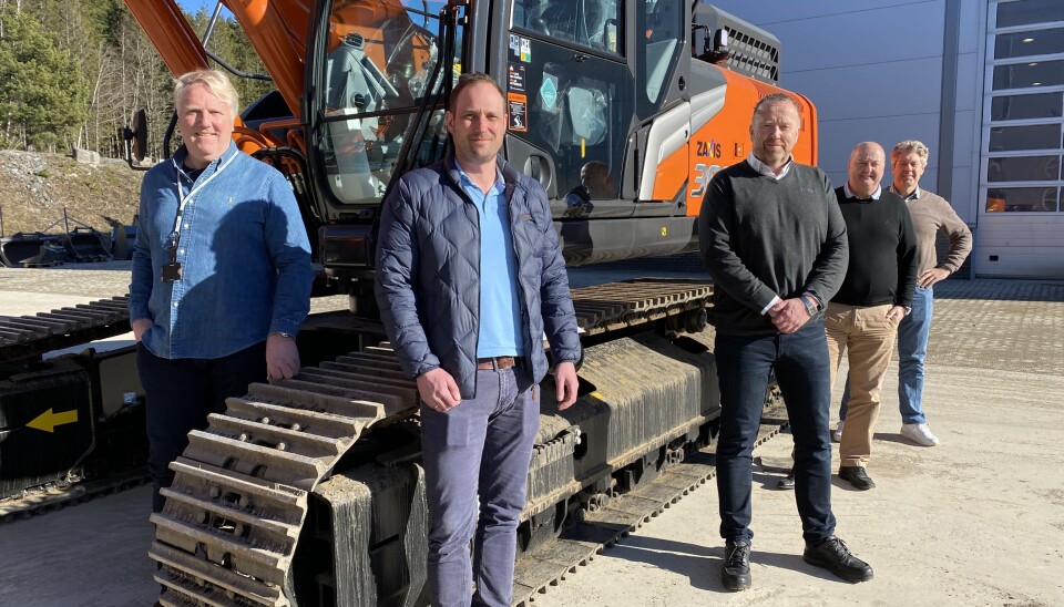 Fra venstre: Frank Duvholt (daglig leder hos Marthinsen & Duvholt AS), Kenneth Lensberg (maskinsjef hos Marthinsen & Duvholt), Nils-Arve Norendal (konsernkundeansvarlig hos Nasta), Tom Johansen (administrerende direktør i Nasta) og Lars Engmark (salgssjef hos Nasta).