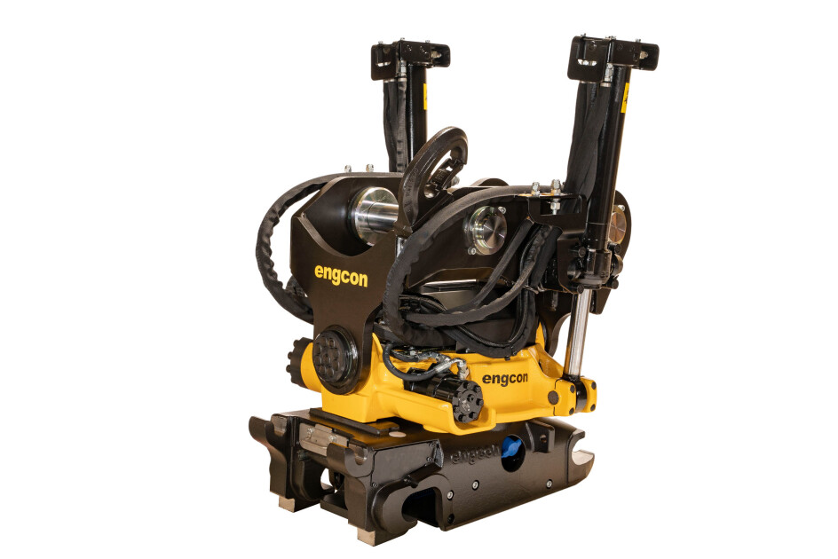 Engcon EC226 med løftekrok for 8 tonn.