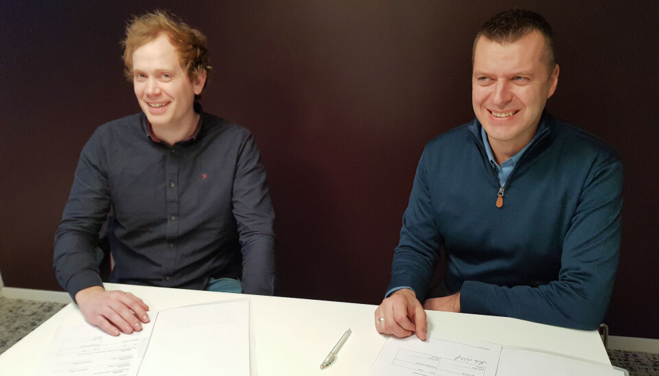 Kontrakten ble undertegnet fredag 5. mars. Styreleder Asbjørn Opdal i Leangentravets Eiendom til venstre og daglig leder Jan Erik Holten i Solberg Maskin.