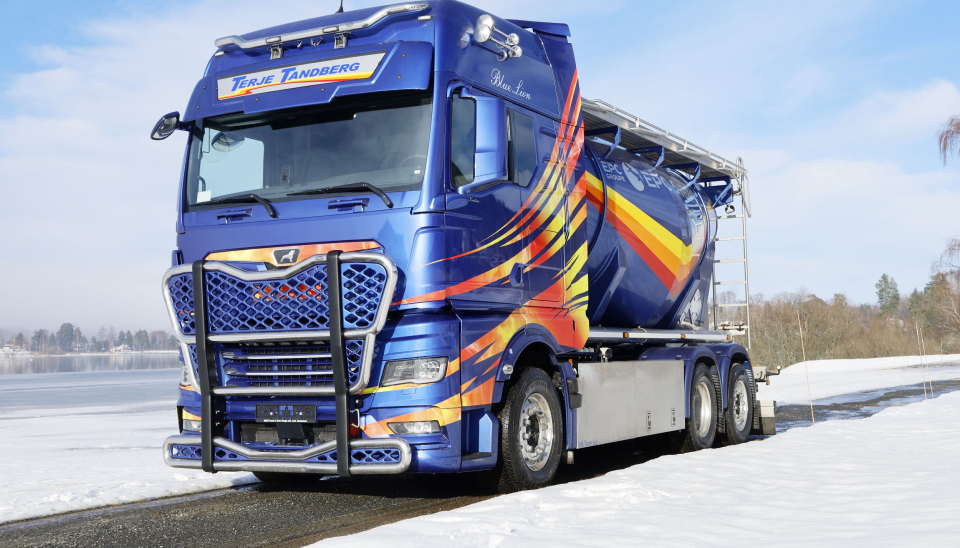 Terje Tandberg Transport har valgt å eksportere nybilen til Sverige hvor de har fire biler gående i transport av eksplosiver.