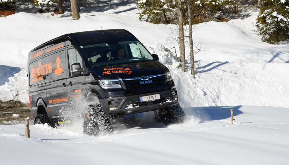 MAN TGE 4x4 med Tracksystems belter.
