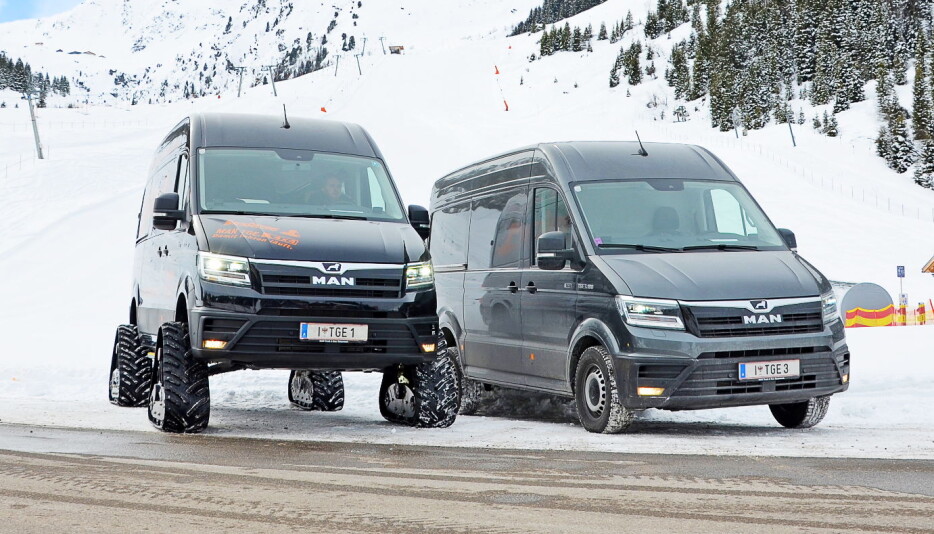 MAN TGE 4x4 med Tracksystems-belter ved siden av en MAN TGE med standardoppsett.