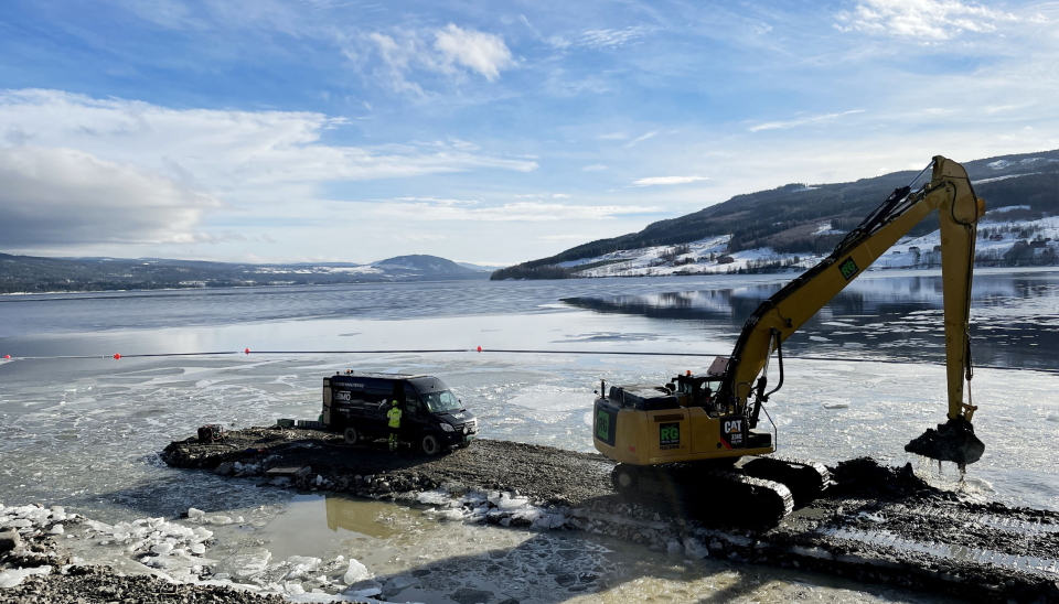 SAGEN: Daglig leder Ole Vegar Nørstebø med greinsagen, her på en beltegraver ettersom hjulgraveren var ute på jobb. Foto: O. Nørstebø & Sønn AS