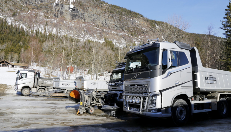 SØLVGRÅ: Sølvgrå maskiner og lastebiler er blitt litt av merkevaren til entreprenøren. Foto: Klaus Eriksen