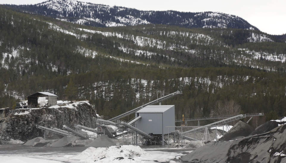 SUPERANLEGGET: Slik møtes de som kommer inn til Svene Pukkverk. Man kan ikke unngå å se det nye anlegget fra Nordic Bulk. Foto: Klaus Eriksen