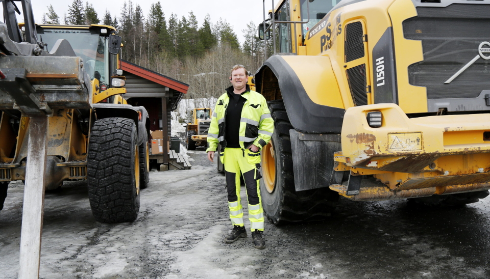 SJEF OG SJÅFØR: I et pukkverk vanker det mange arbeidsoppgaver. Under intervjuet vårt, måtte eier Roar Lauvli opp av stolen for å «hive i» et lass i en ventende lastebil. Foto: Klaus Eriksen